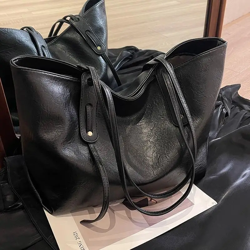 Small Niche Design High-end Feel Oversized Capacity Commuting Bag New Simple Fashionable Portable Bucket Bag