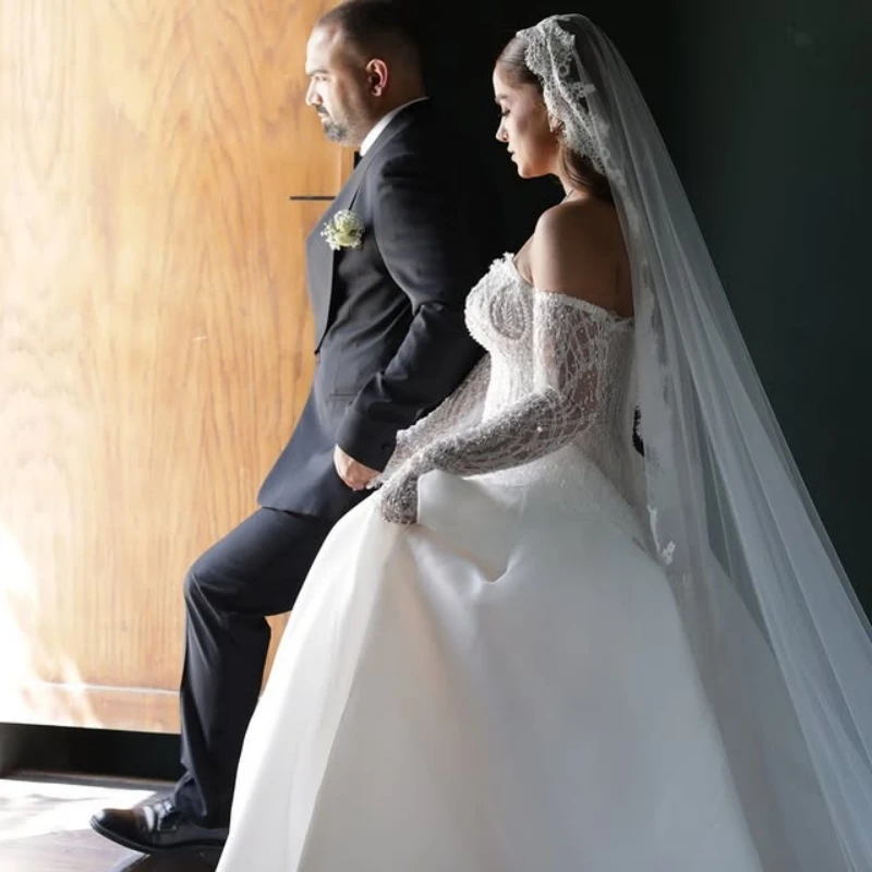 تخصيص لامعة الكرة البيضاء ثوب فساتين الزفاف الملكي الدانتيل كريستال ذيل طويل تول صنع رداء دي