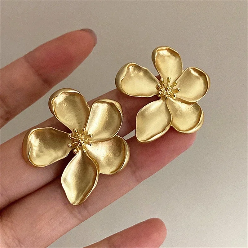 Gold Color Matte Texture Etal Flower Stud Earrings for Women Girls S Daily Wear Fashion Party Jewelry Gifts