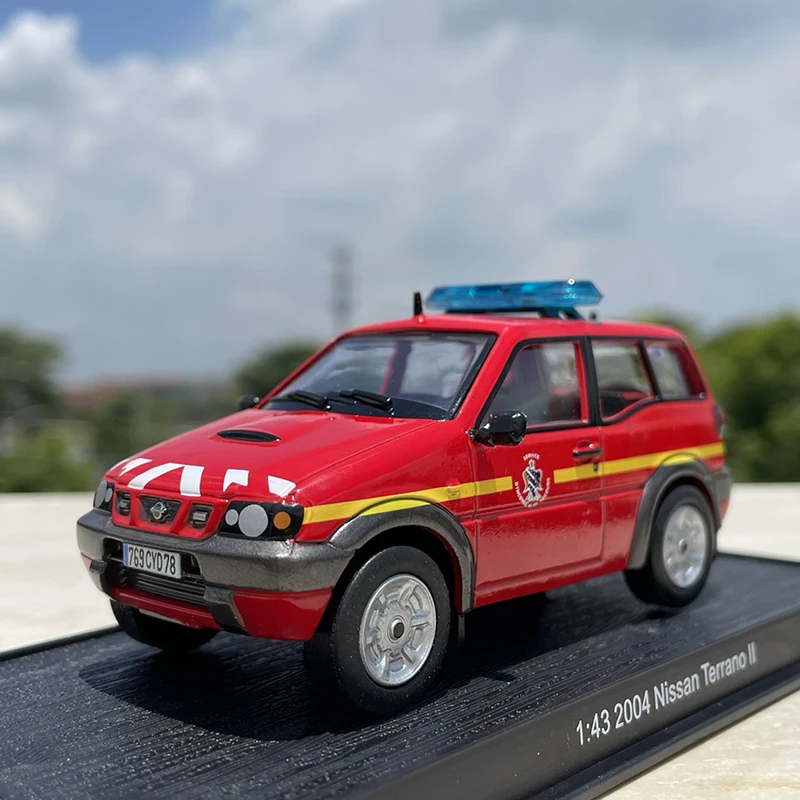 

1:43 Sclae Nissan Terrano внедорожник 403 пожарная машина модель автомобиля из сплава Литые и игрушки для взрослых Поклонники коллекционные подарки сувенир