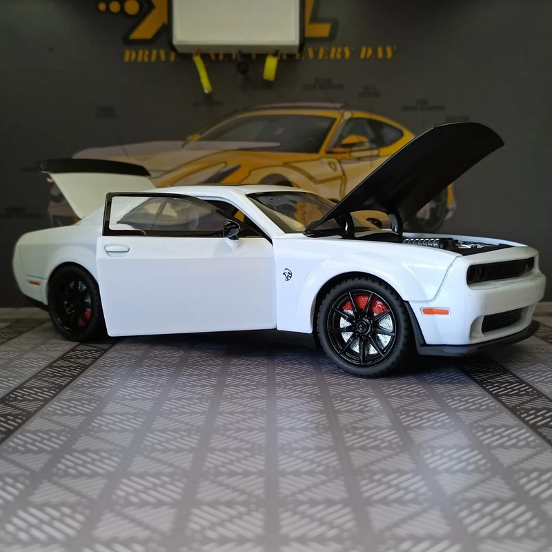 1:24 simulação Dodge Hellcat liga modelo de carro ornamento, portas e capô do motor, porta-malas pode ser aberto detalhes ricos acabamento fino