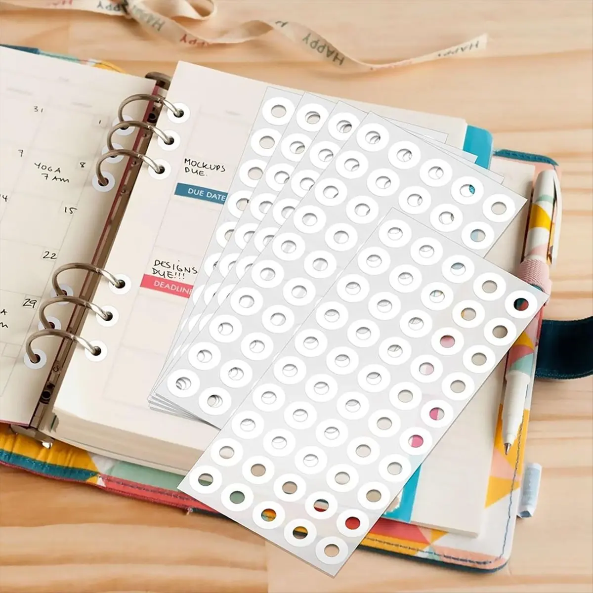 ABJY 2500 szt. Samoprzylepne białe naklejki wzmocniające dziury, naklejki wzmocniające dziury po dziurkaczu o średnicy 1/4 cala do szkoły i biura