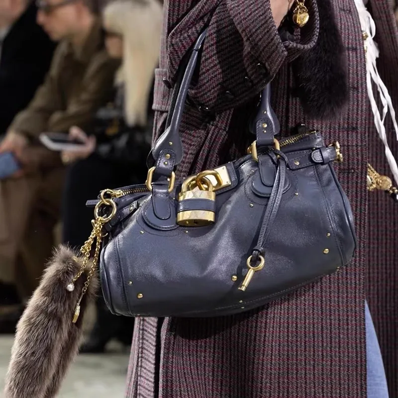 

Vintage Lock Buckle Designer Tote Bag Classic Large Capacity Commuting Shoulder Bags Fashionable Lady Handbags Punk Street Bag