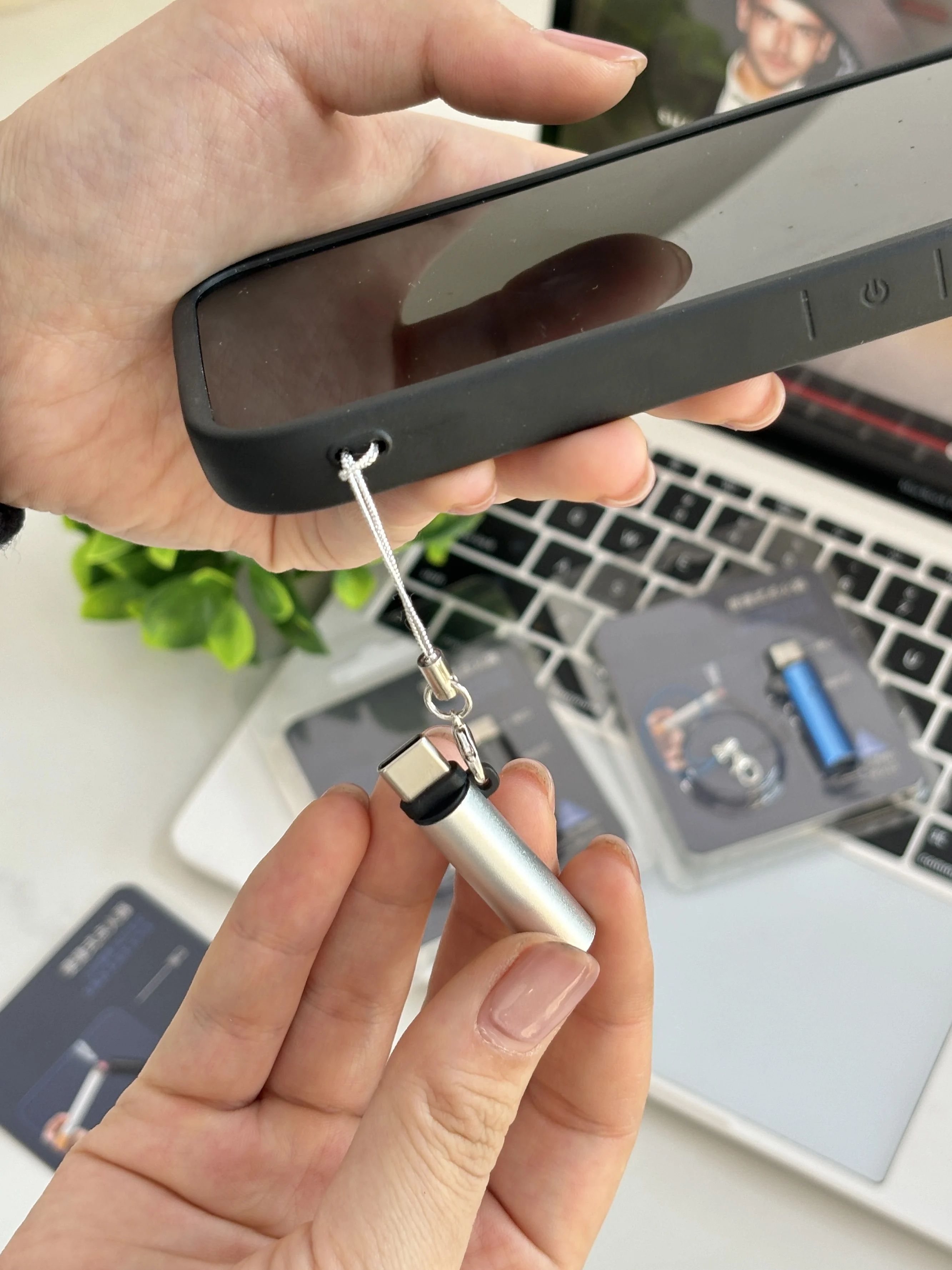 ولاعة سجائر صغيرة من النوع C ولاعة سجائر صامتة لاسلكية يمكن حملها على الطائرات بدون بطاريات ولاعة سيجار