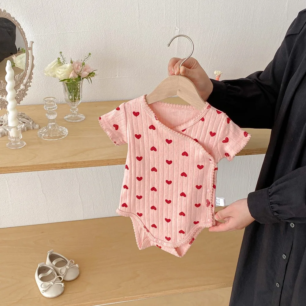 

Летний комбинезон для девочек с круглым вырезом, хлопковый боди с рюшами на рукавах, простой и удобный, с принтом бабочек и сердечек