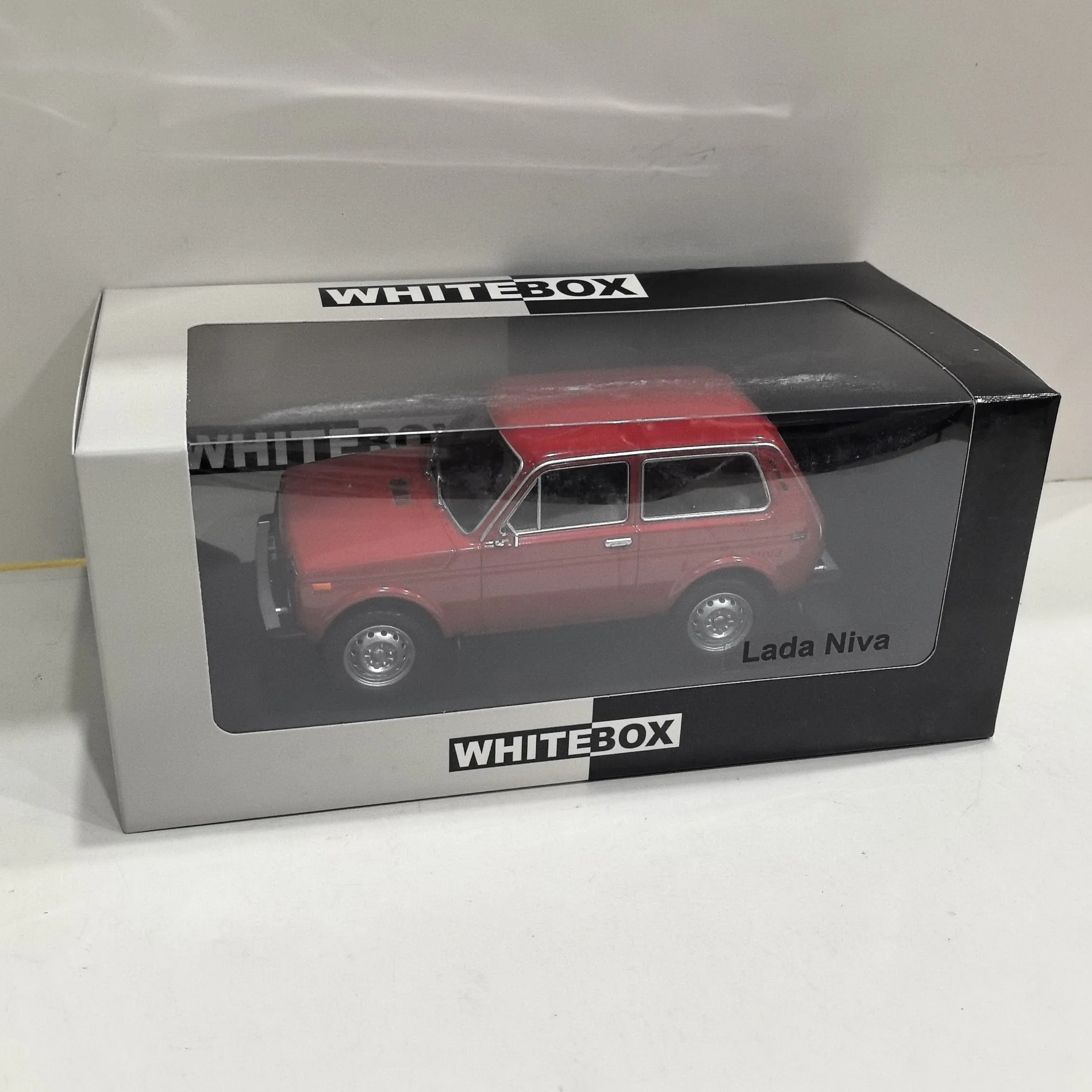 Moulé sous pression WHITEBOX 1/24 échelle LADA NIVA Lada K3X2 modèle de voiture en alliage jouet à collectionner cadeau Souvenir affichage ornement