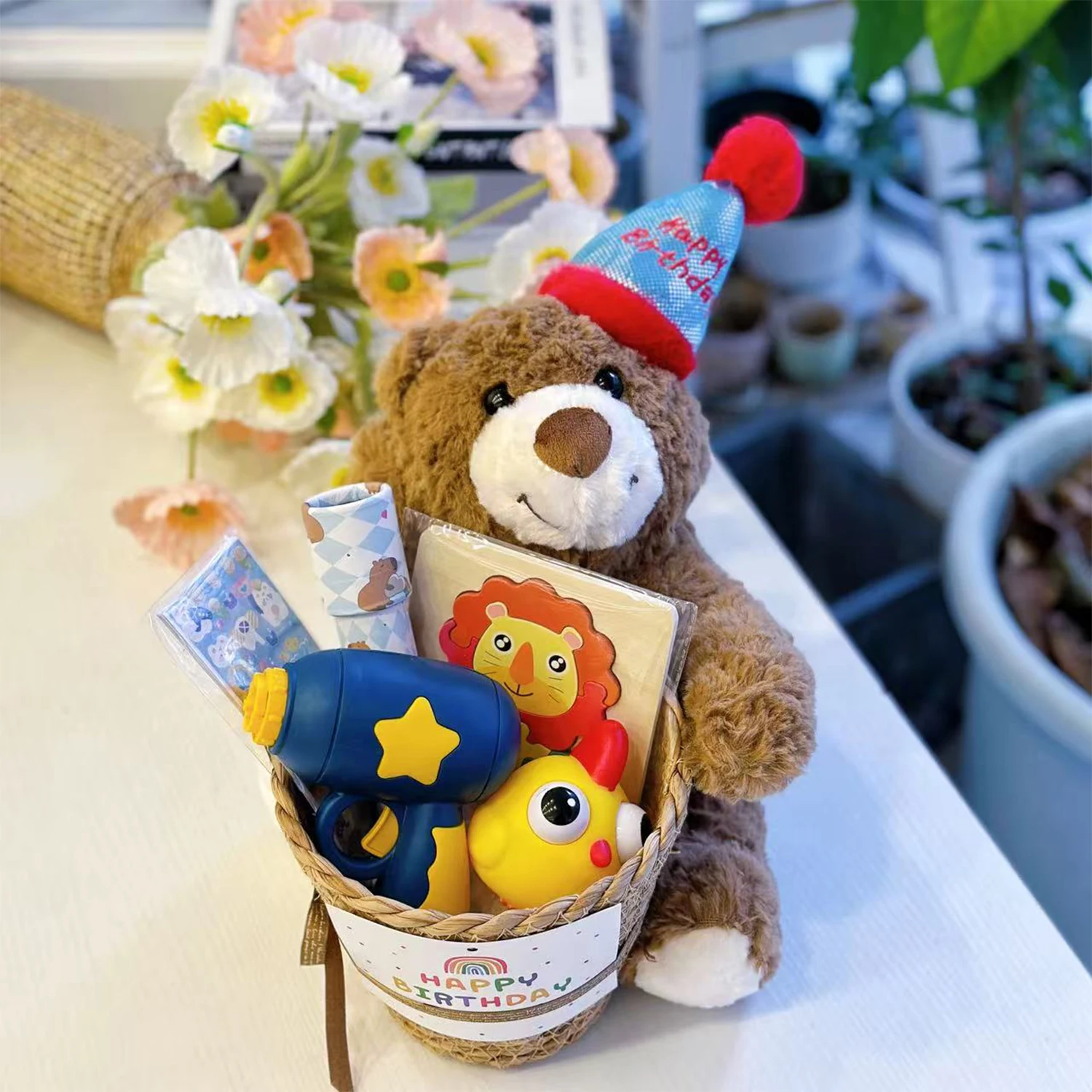 

Подарочный набор для детей на день рождения: плюшевый мишка, игрушечная камера, пищащая курица, деревянный пазл и наклейки - идеальный подарок на день рождения