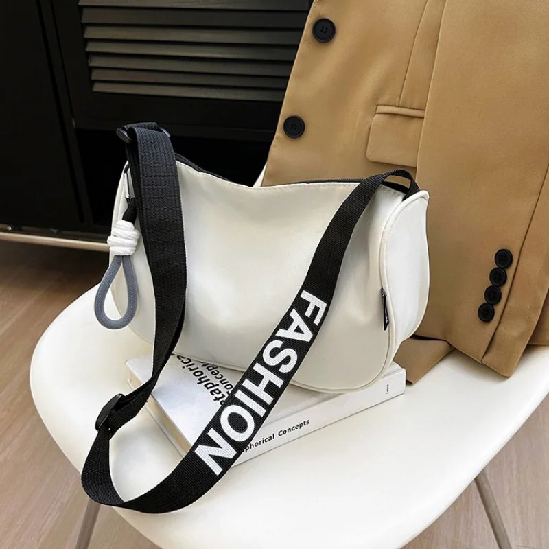 

Stylish Leather Crossbody Bag Women RFID Blocking Zipper Hardware Detail Lightweight Waterproof Best-Selling Commuter Bag​