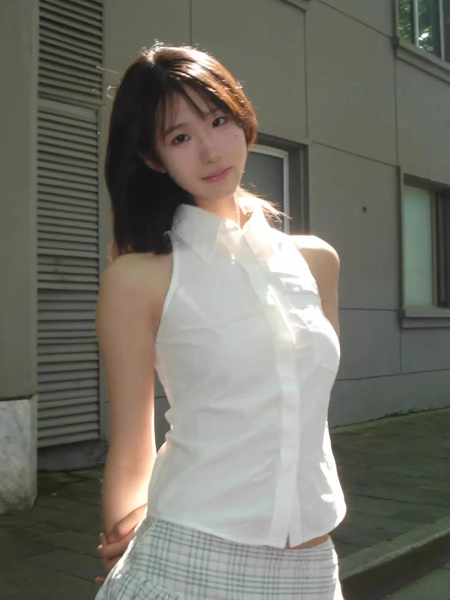 قميص نسائي أبيض بدون أكمام مكشوف الكتفين، موضة صيفية، مقاس صغير، يقلل من مظهر العمر، قميص داخلي بخصر ضيق، نمط كاجوال