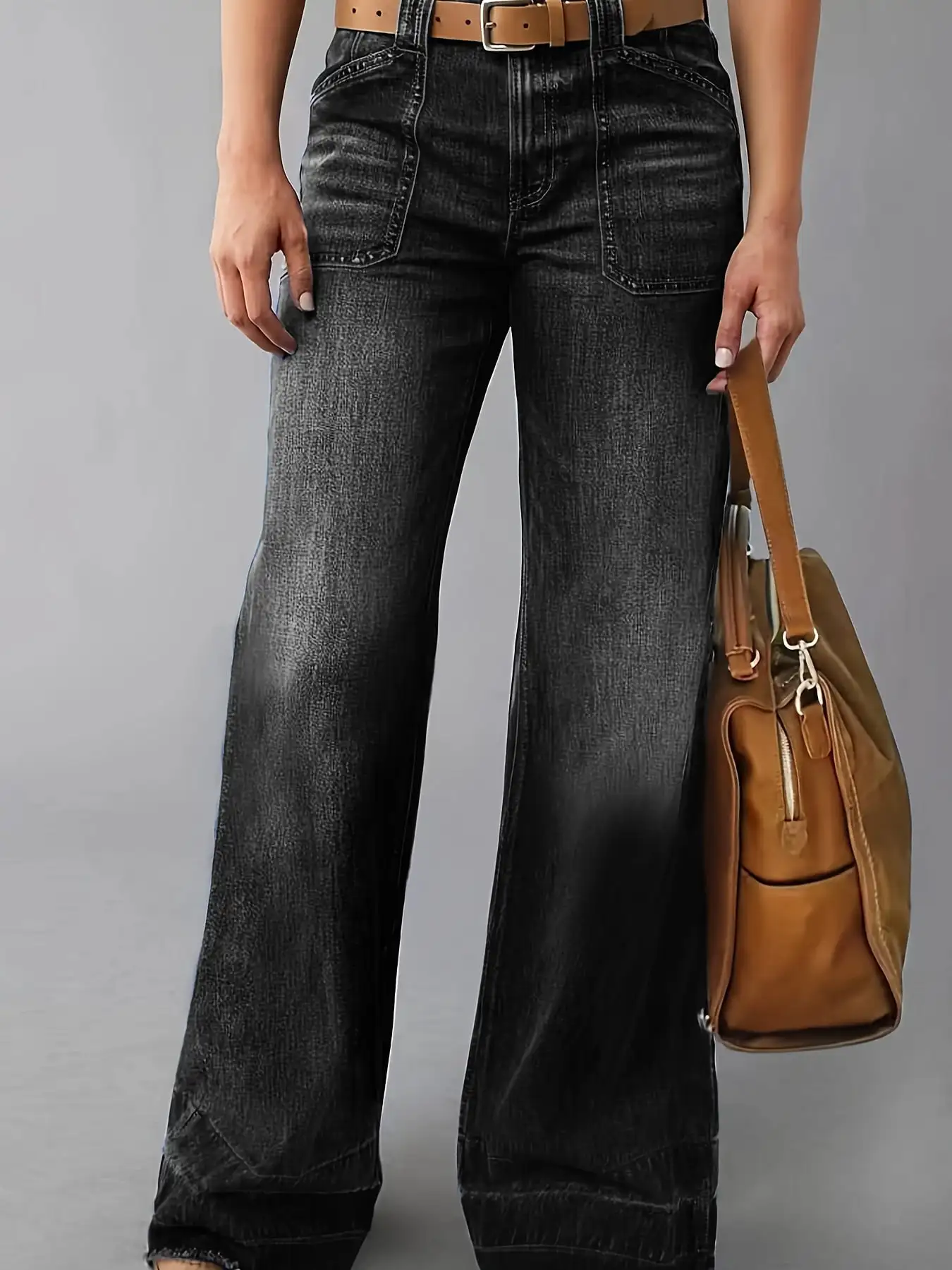 

Женские потертые джинсы с расклешенным подолом — неузкие джинсовые брюки с потертыми краями для шикарного образа