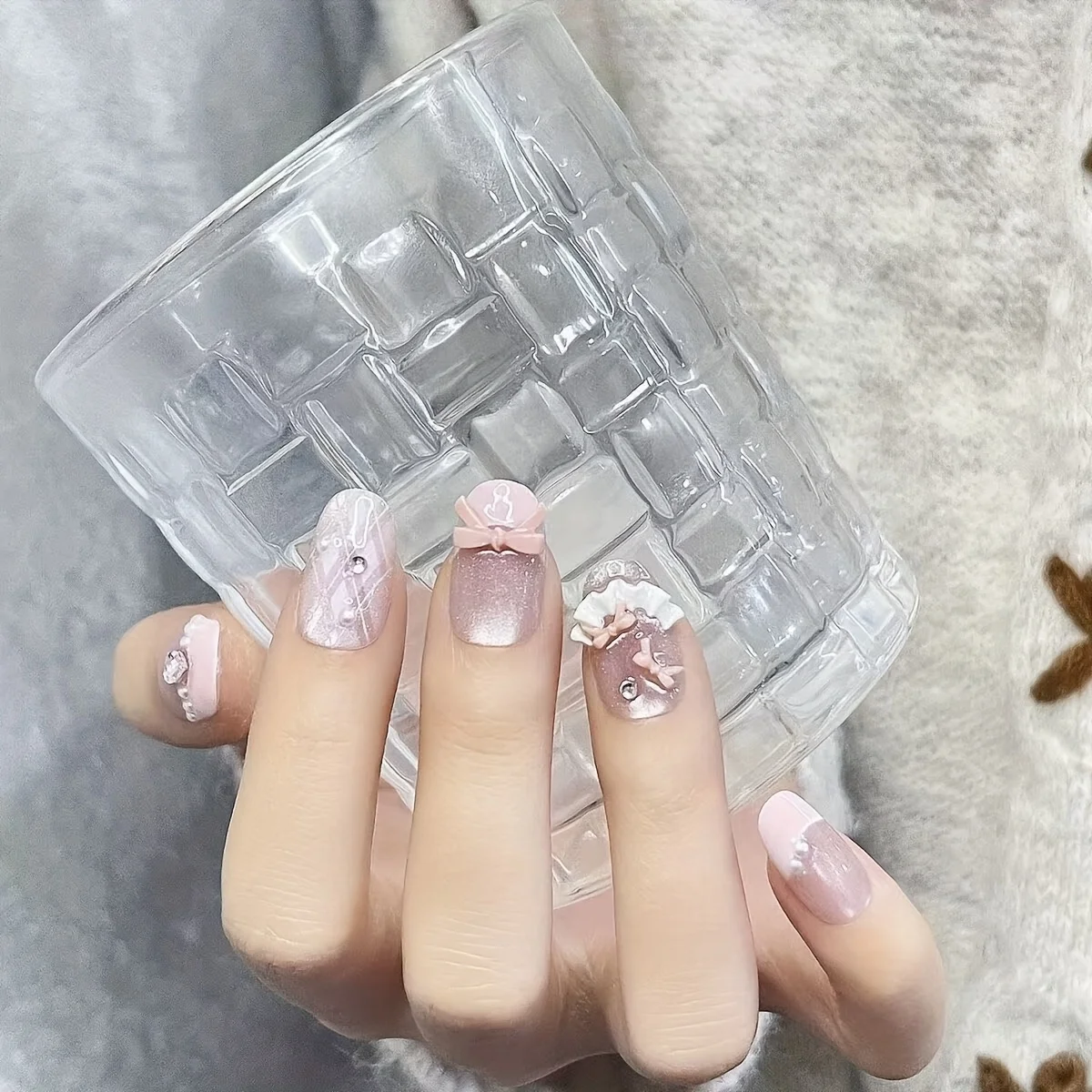 10pcs Handmade กดบนเล็บลูกปัดแก้วสีชมพู Cat's Eye Bow เต็มรูปแบบเคล็ดลับเล็บสําหรับผู้หญิง & สาวที่ถอดออกได้สวมใส่เล็บ