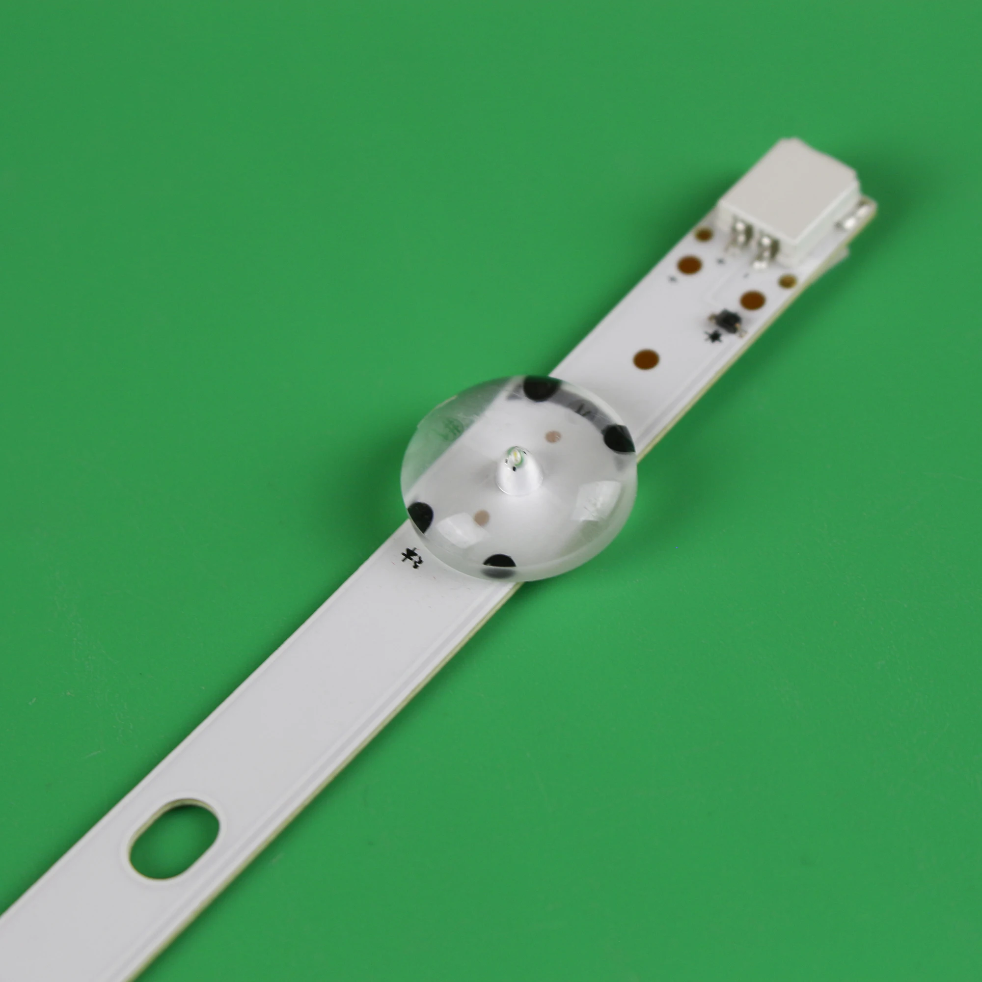 Taśma podświetlająca LED 817 mm 8/9 diod LED do VES430QNDL-2D-U11 JL.D 43081330 -078GS-M JL.D 43091330 D43U600M4CW 43HT1700 43R6010