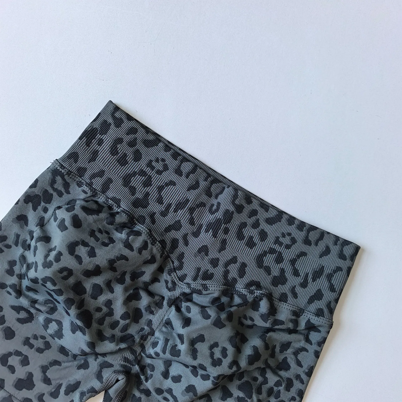 Sexy Leopardenmuster High-Waist Yoga-Shorts für Damen, Sommer, Hüftlift, nahtlos, pfirsichfarben, dreiviertellang, eng anliegende Fitness-Sport-Hose – Detail 13