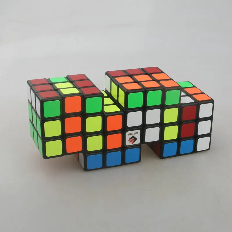Quattro cubi insieme Cubo fasciatoTwist Triplo 3x3 Cubo magico congiunto Gioco di puzzle Giocattoli Adesivi neri