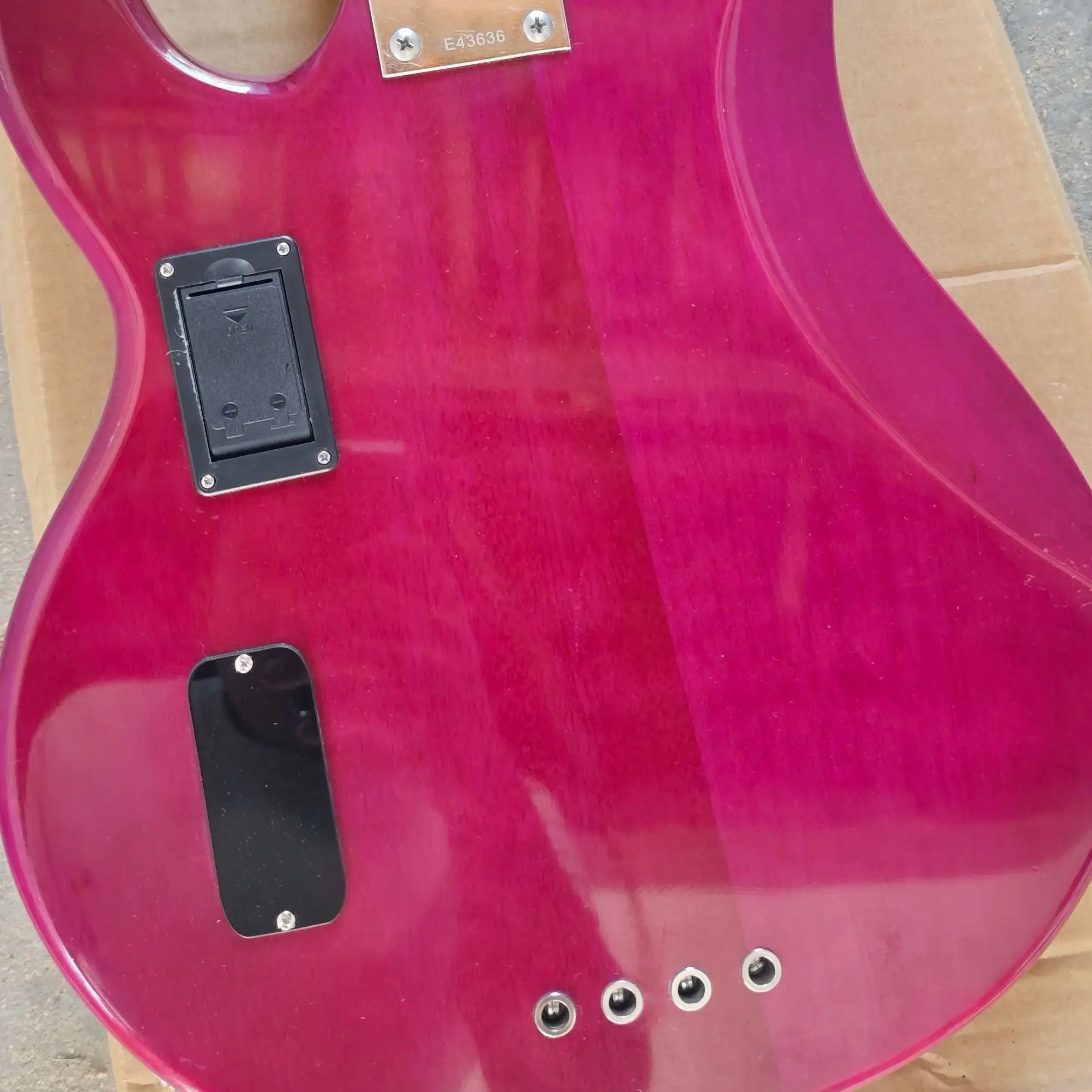 Pink four-string bass, full-body link, tiger-pattern veneer on the front, basswood piano body and rose wood fingerboard.