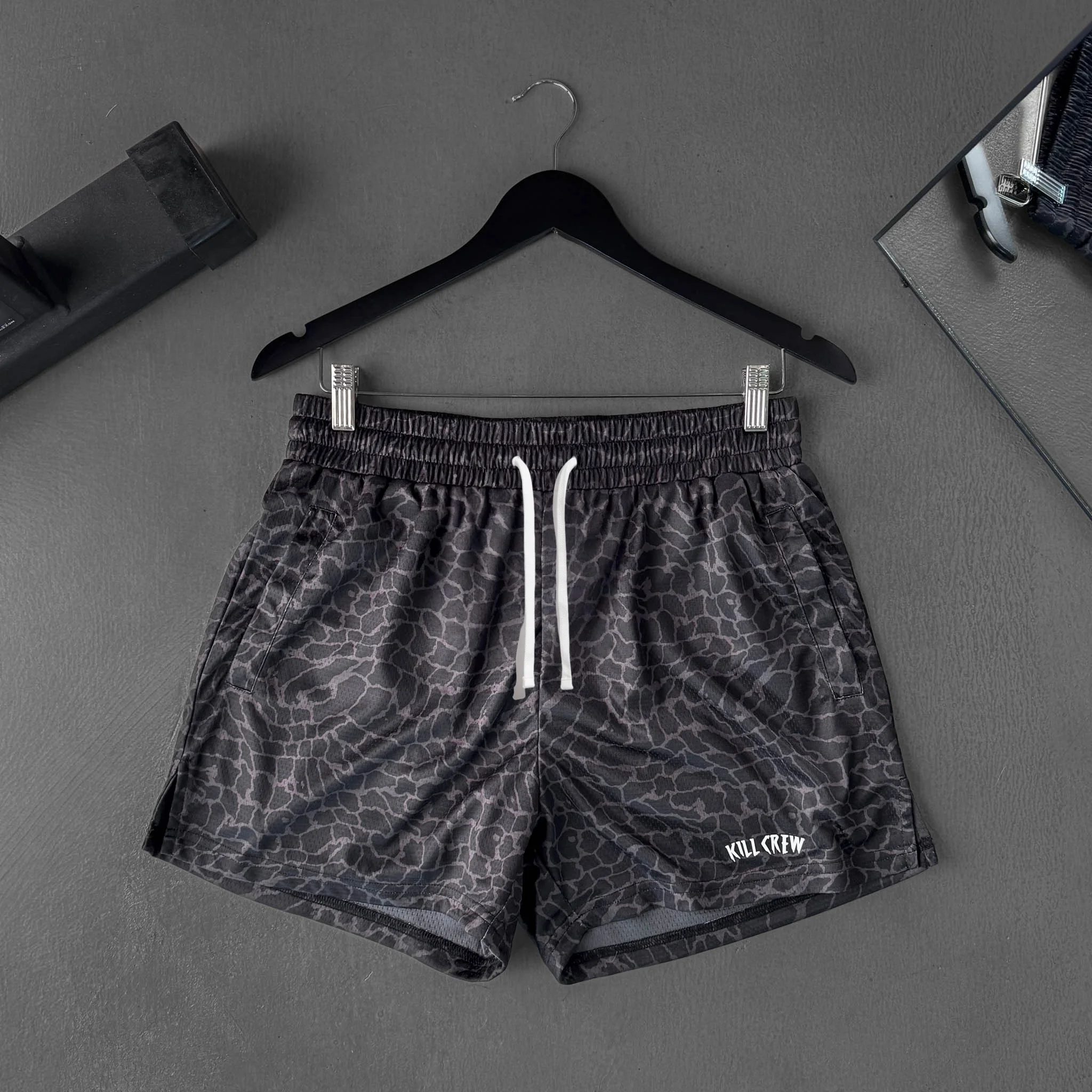 2026 Oversized Shorts für Herren: Amerikanische Vintage-Shorts mit verformtem Buchstabenprint – Modische High-Street Loose-Fit Basketball-Shorts für Paare – Detail 8