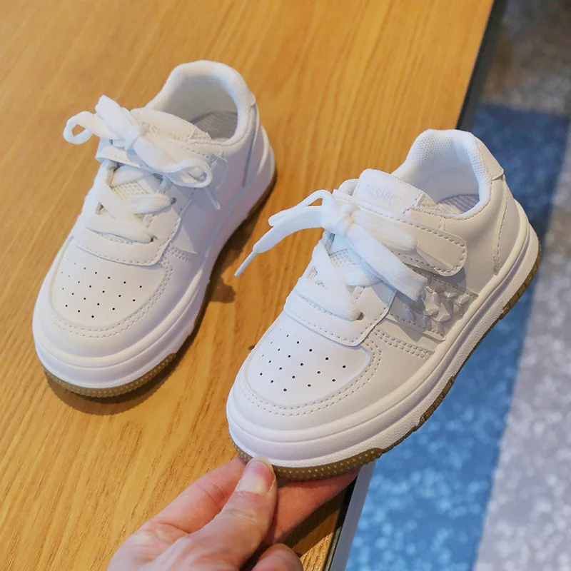 Sepatu kets putih untuk anak laki-laki perempuan, sepatu Sneakers ringan antiselip, sepatu kasual sol empuk musim semi musim gugur 2024