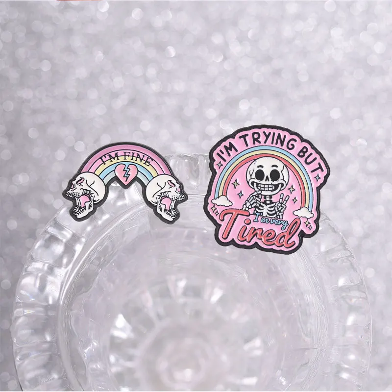 Emotional Support Skelett Emaille-Abzeichen-Set Rosa Regenbogen „Im Fine“ Meme-Pin Legierungs-Broschen Revers-Rucksack-Schmuck Geschenke – Detail 6