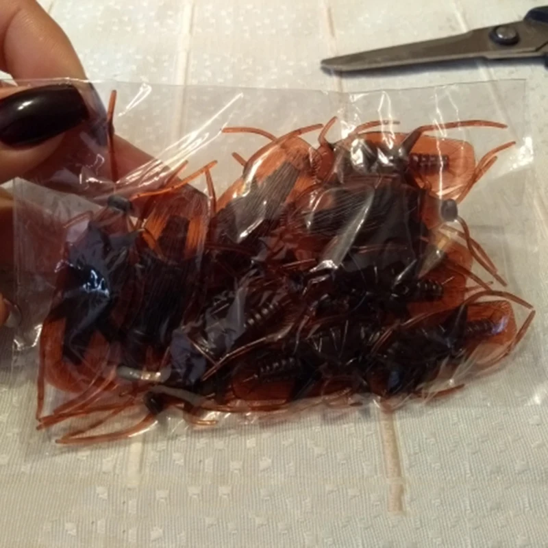 Realistic Fake Roaches Plastic Cockroaches Novelty Trick Props Scary Insects Funny Halloween Party Spoof Decor