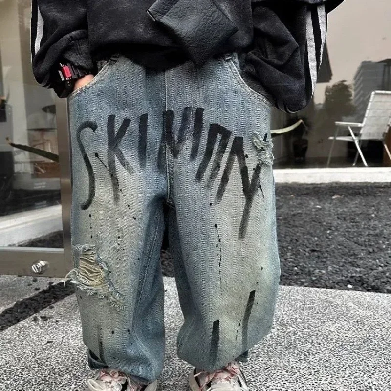 Nuovo 2025 Ragazzi Moda Lettera Graffiti Jeans Pantaloni lunghi Bambino Classico Strappato Pantaloni in denim larghi Bambini Primavera Autunno Abbigliamento