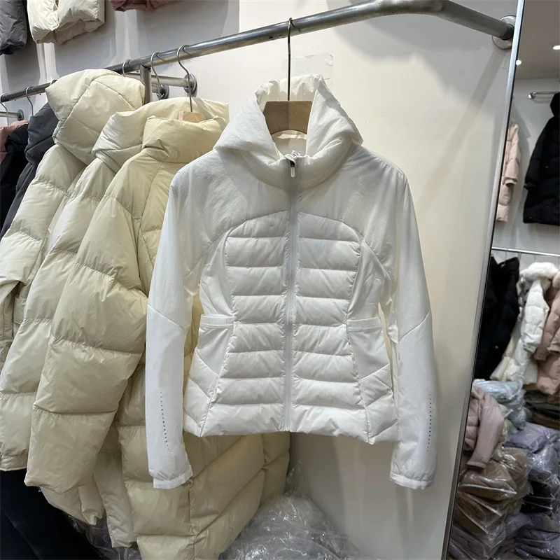 سترة نسائية جديدة لخريف وشتاء 2025 مع غطاء للرأس وقصة ضيقة وسترة خفيفة الوزن من ريش البط الأبيض