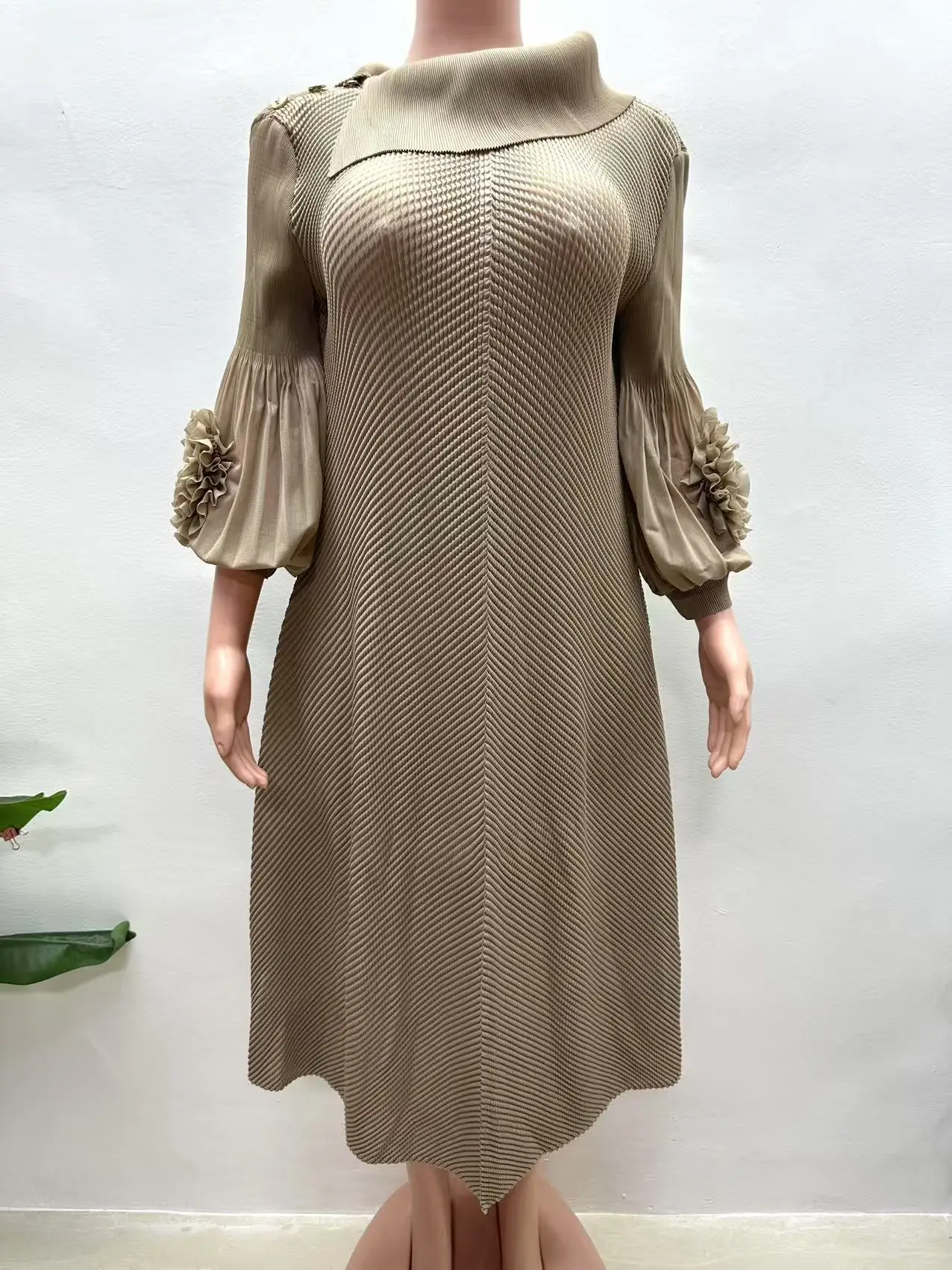 2025 nieuwe losse Miyake jurk modieuze draak schaal geplooide bubble mouw hand aangezwengeld bloem elegante lange damesjurk