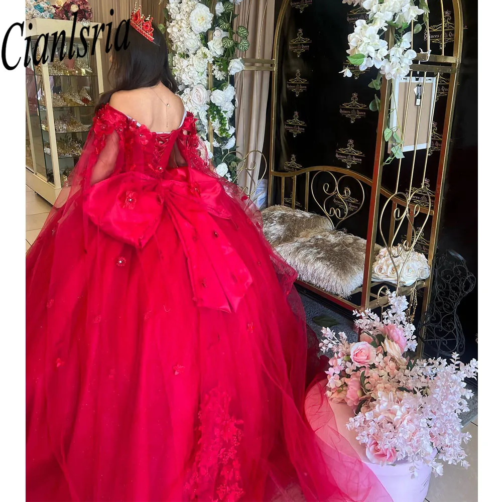 فساتين Quinceanera حمراء على شكل كرات مزينة بالورود من الكريستال الحلو 16 فستان مع عباءة حفلة عيد ميلاد