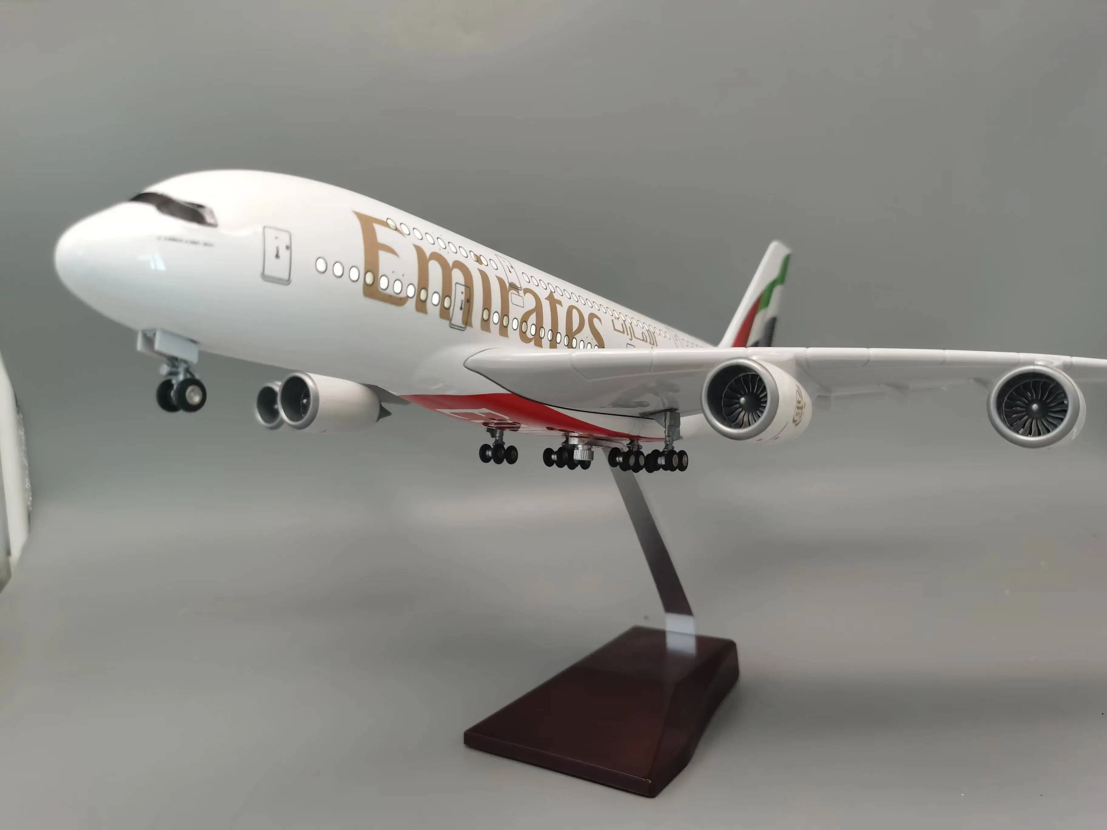 2024 New Painted 1/160 Scale Diecast Model A380 Emirates Airways Resin Airplane With Light Toy Airline Collection Display Gifts