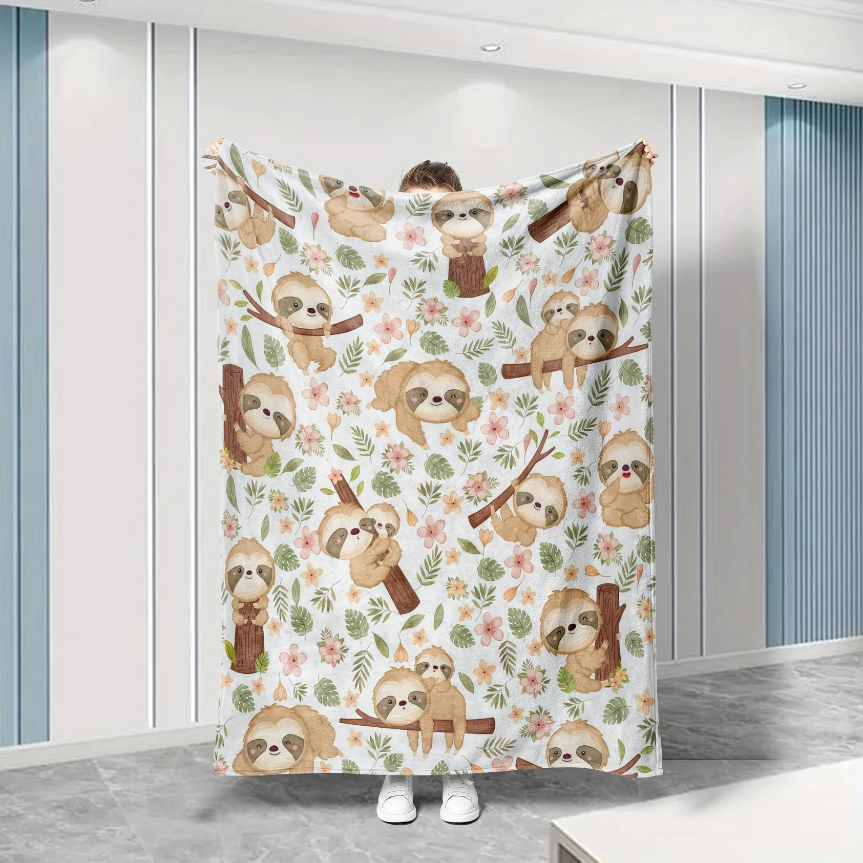 

Фланелевое одеяло с милым узором ленивца — мягкое и уютное высококачественное всесезонное, с белой основой, зелеными листьями и коричневыми ветвями