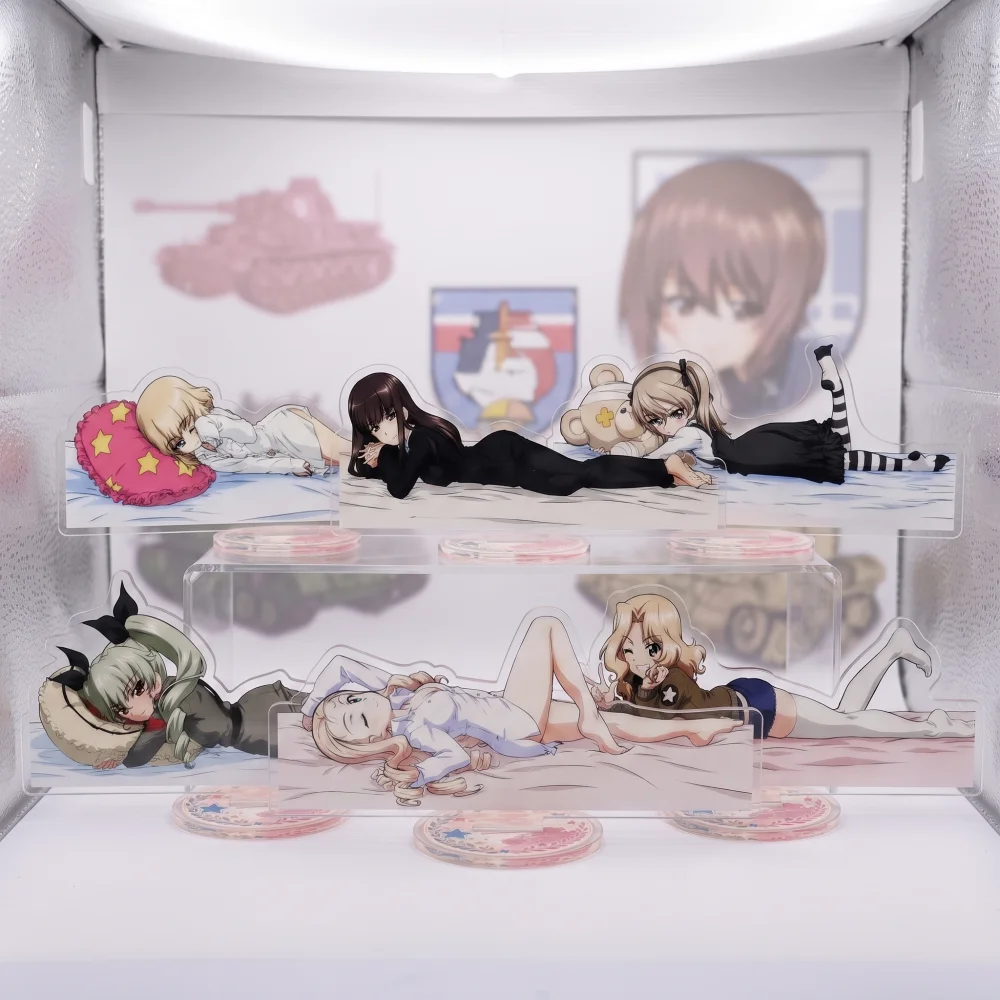Anime Girls und Panzer 15cm Acrylic Keychain Stand Miho Darjeeling Katyusha Sleeping Together Desktop Ornament Collectible Gift