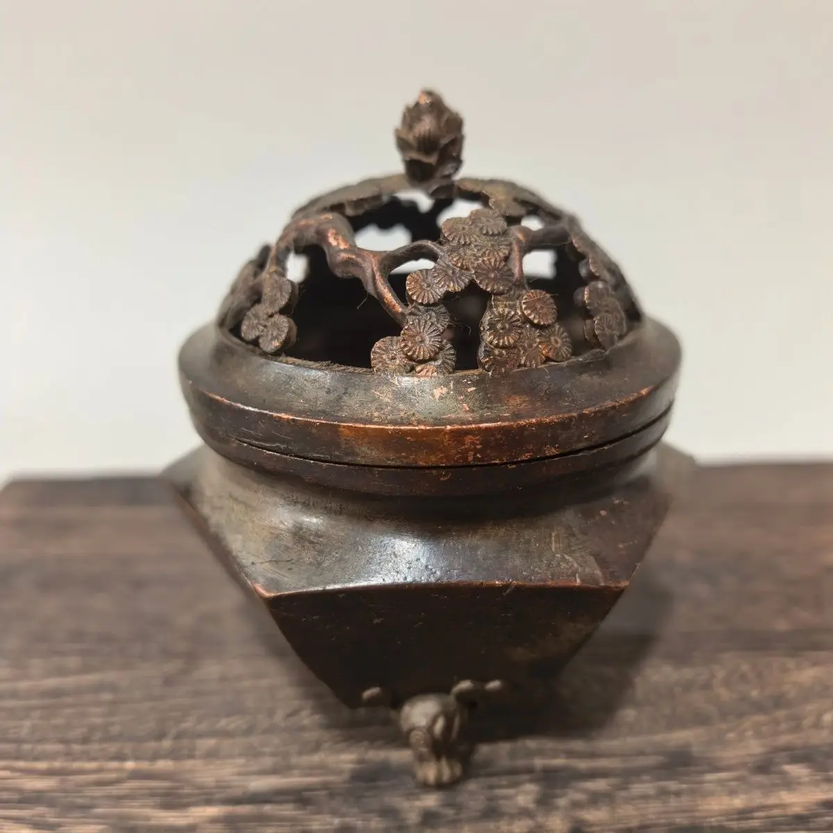 Three-legged hexagonal pine pattern Incense Burner Statue for Tea Home Decor Ornaments