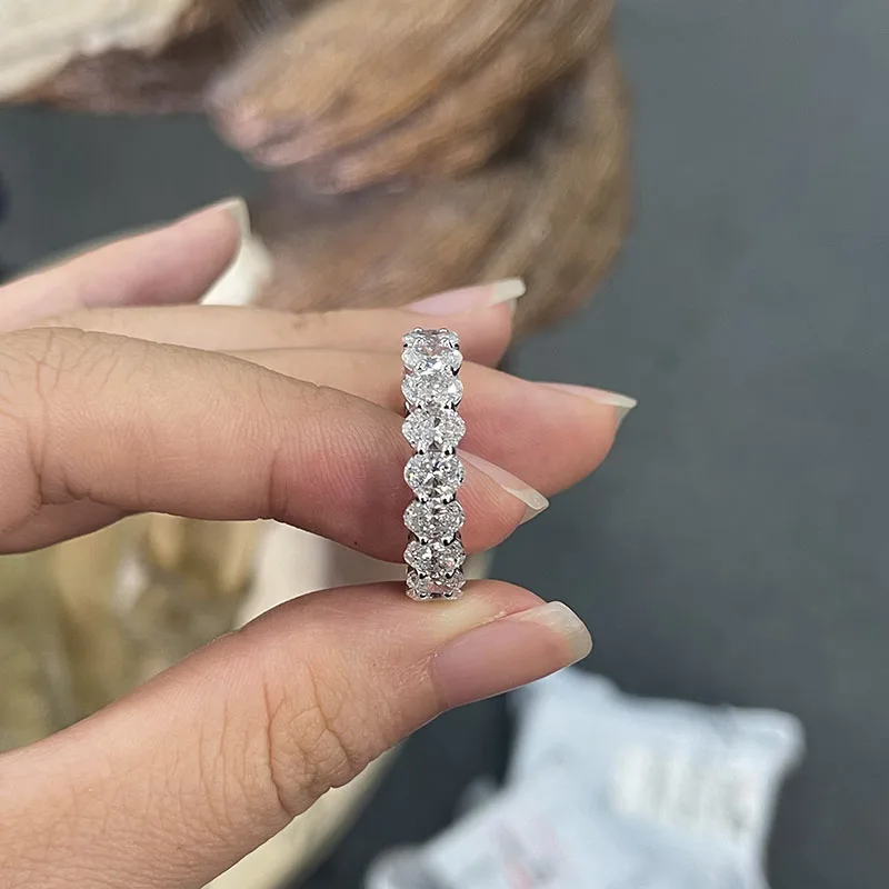 Premium 0,3 Karat oval geschliffener HPHT Laborgezüchteter Diamant Eternity-Band-Ring aus Platin 950, Vollbesatz, stapelbarer Hochzeitsring. – Detail 6