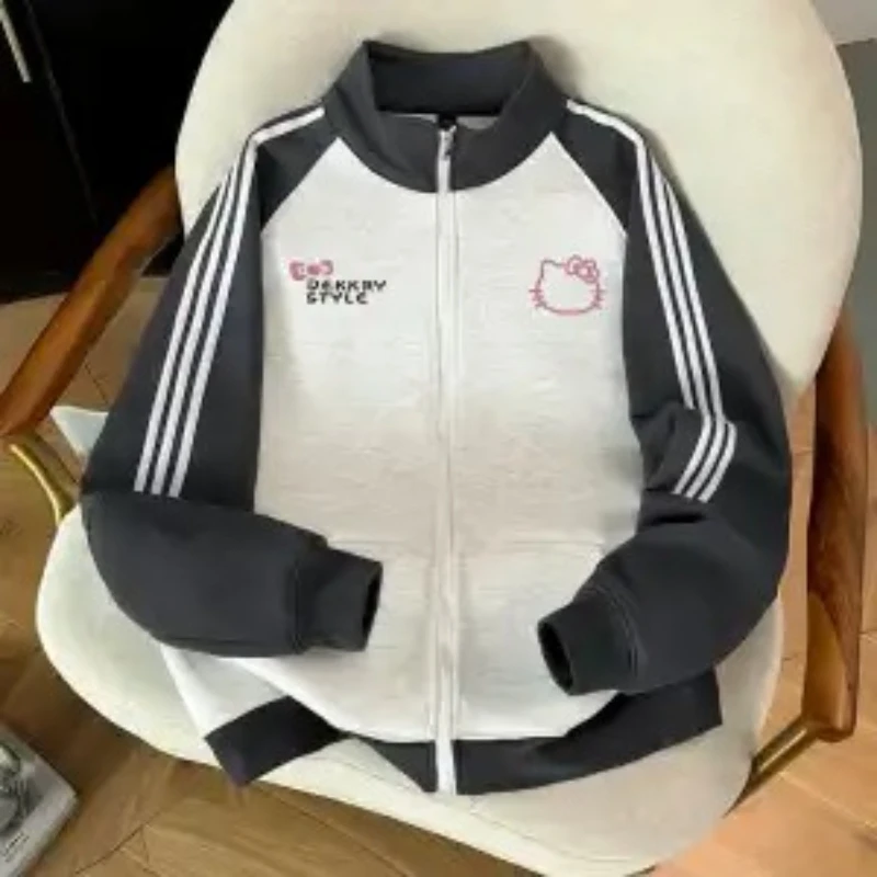 سترة صوفية عصرية بسحاب مطبوع عليها حروف هالو كيتي للخريف والشتاء باللون الأبيض والرمادي مع سترة طالب باللون الأزرق الداكن