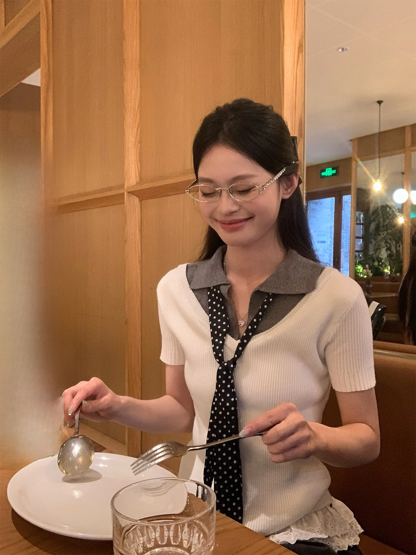 

Женская летняя футболка Song Zhengen с V-образным вырезом, белая, вязаная, приталенная, с коротким рукавом, в корейском стиле, модная, с эффектом высокой интеллектуальной эстетики