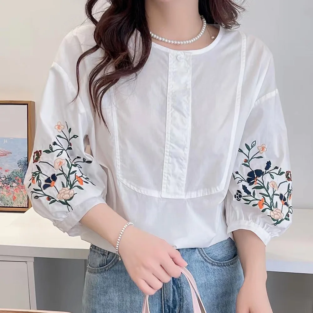 Nieuw zomer katoenen shirt met lantaarnmouwen, dames O-hals borduurknop, Mori Girl Vintage Japanse stijl losse blouse T56650CC