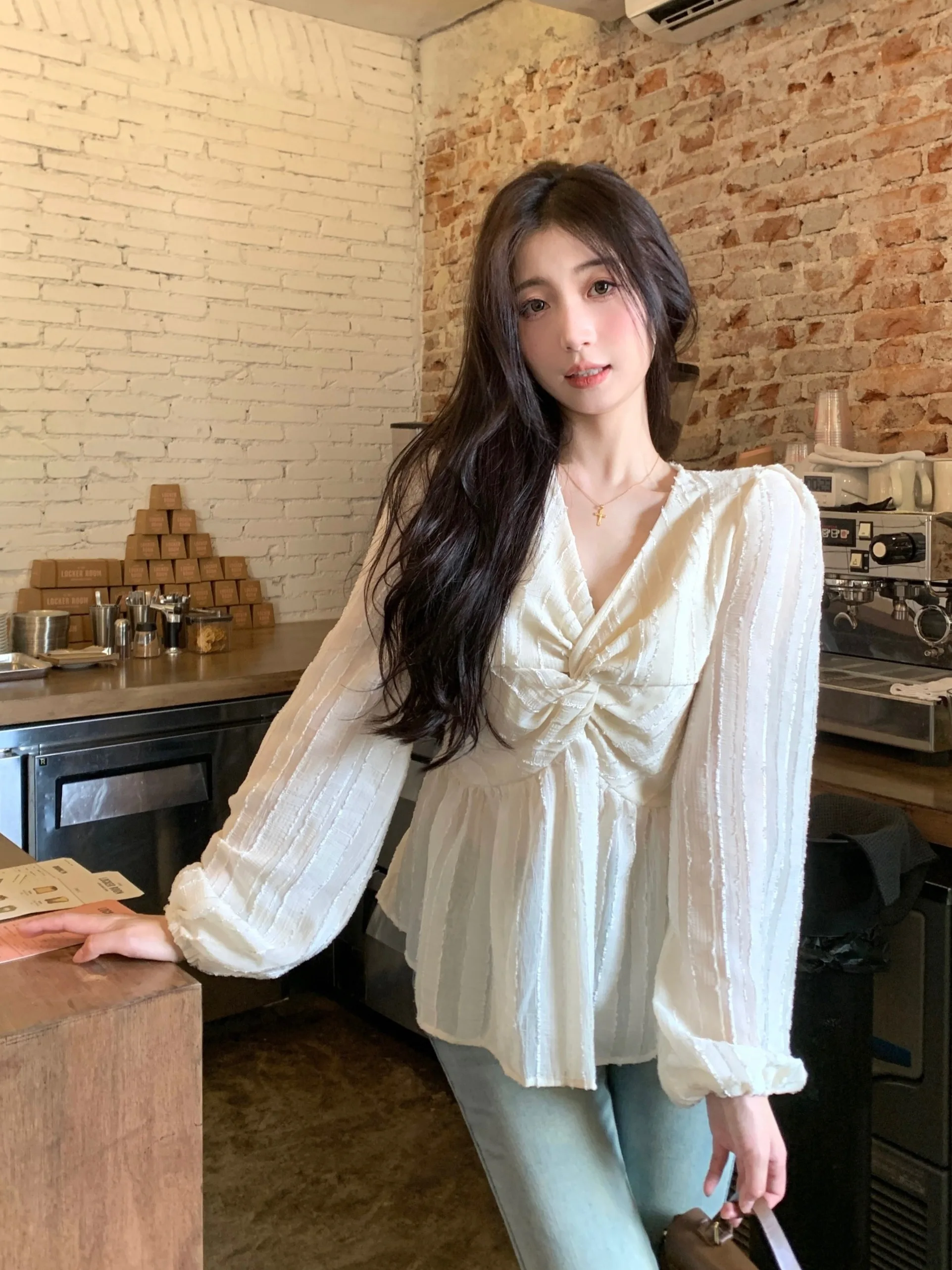 

Женская блузка больших размеров: новинка весна-лето, модный топ с длинным рукавом, узлом и рукавами-фонариками, скрывающий живот, стройнящий силуэт