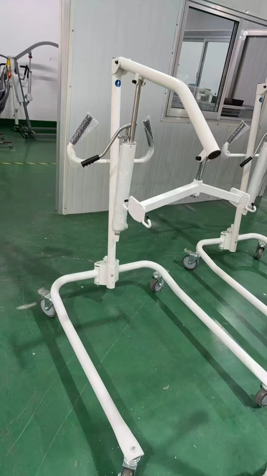 Rehabilitation Manual Hydraulic Patient Lift Patient Hoist Machine Crane for Disabled Paraplegic