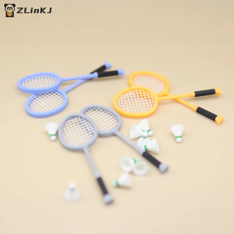▶ 1 par 1:12 casa de muñecas simulación Mini raqueta de bádminton conjunto casa de muñecas escena deportiva decoración casa de muñecas juguetes para juego de imitación