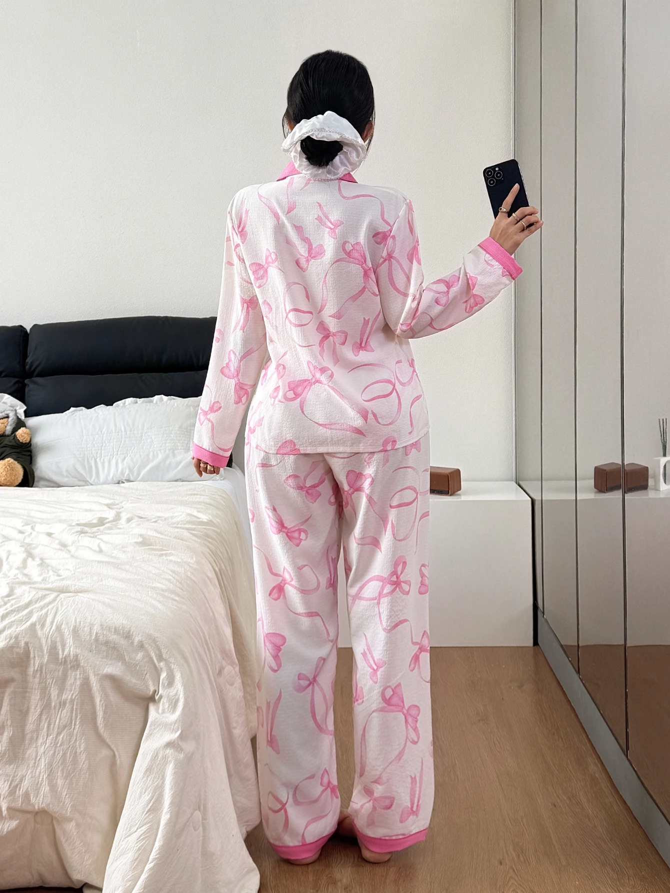 Valentine's Day Two-Piece Women's Pajama Set with Ribbon Bow Print, Long-Sleeved Button-Down Lapel Top and Long Pants, Casual Sleepwear Loungewear Set Suitable for Home Use