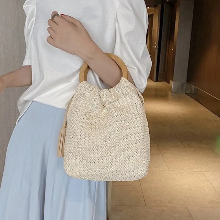 

Summer new fashion casual straw simple leisure Korean version of the single shoulder beach handbag round tassel bucket bag