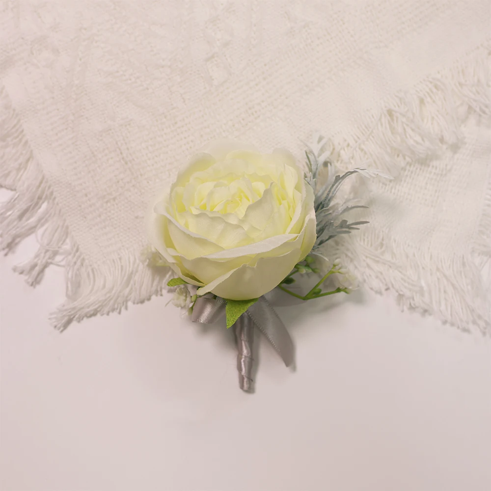 Elfenbeinfarbene Boutonniere, kleine Blume und Blätter für den Bräutigam, Boutonniere, Hochzeitsaccessoires und Hochzeitsdekoration