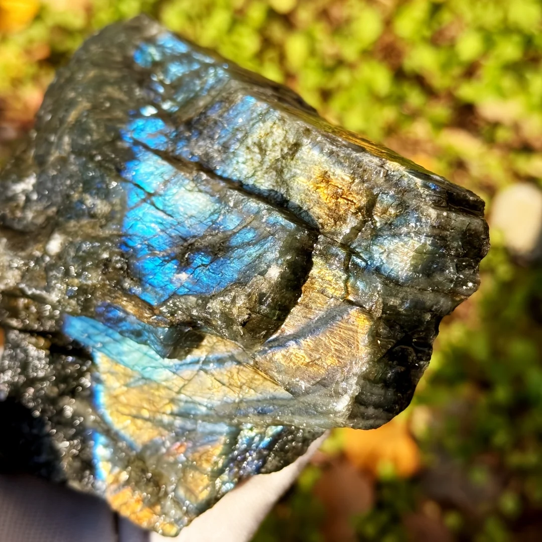 Large rough-cut Labrador stones are a batch of high-quality, coarse-cut Labrador stones, which are very suitable for carving.