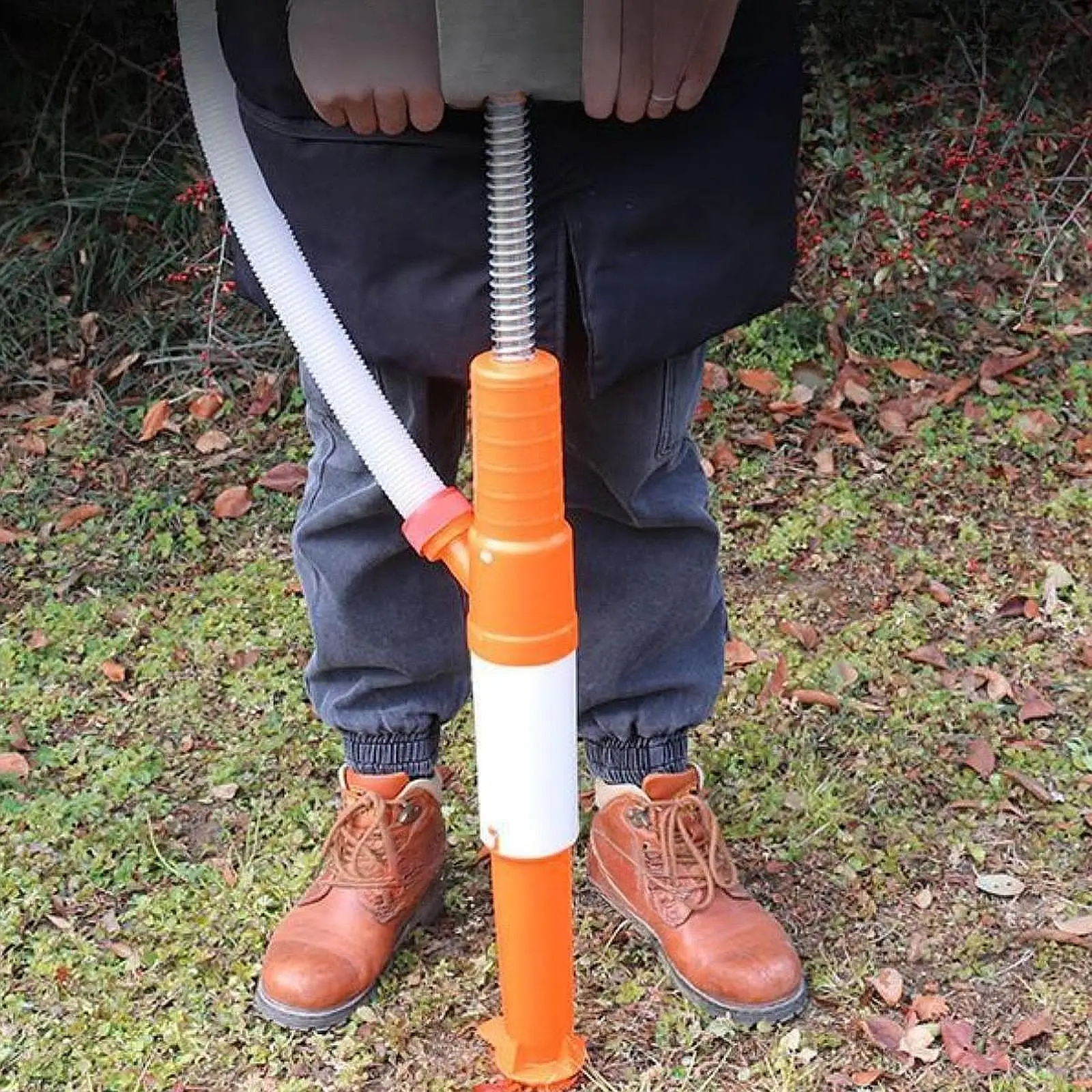 

Fertilizer Spraying with Bag Fertilizer Distributor for Garden Backyard Corn