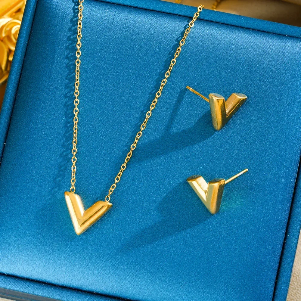 

9527Light luxury V-letter necklace, women's collarbone chain, internet-famous non-fading necklace earrings