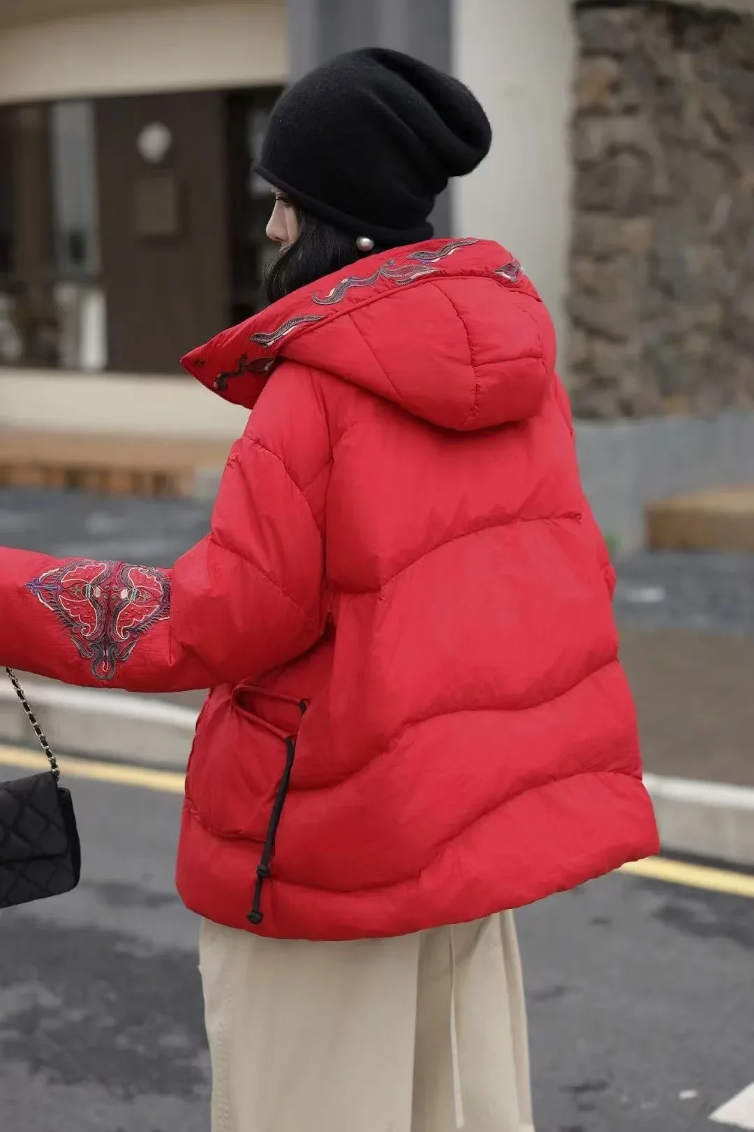 سترة نسائية أوروبية شتوية لعام 2025 بغطاء للرأس ومطرزة على الموضة