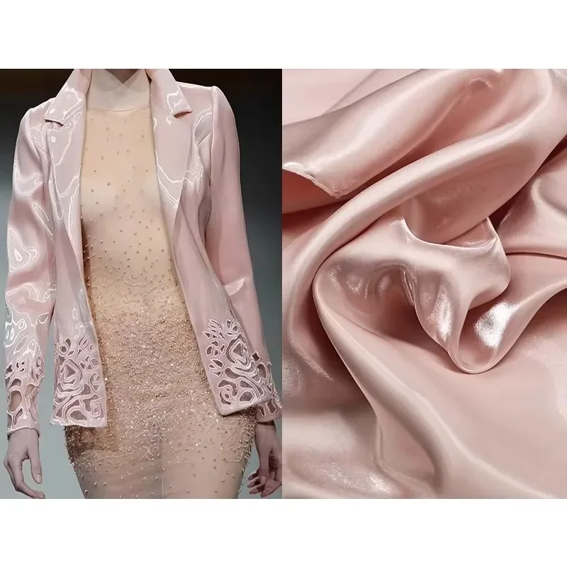 

Белое кристаллическое шелковое сшитое вечернее платье Атласное атласное свадебное платье с водным блеском Шелковая жесткая ткань Дизайнерская ткань из жидкого металла