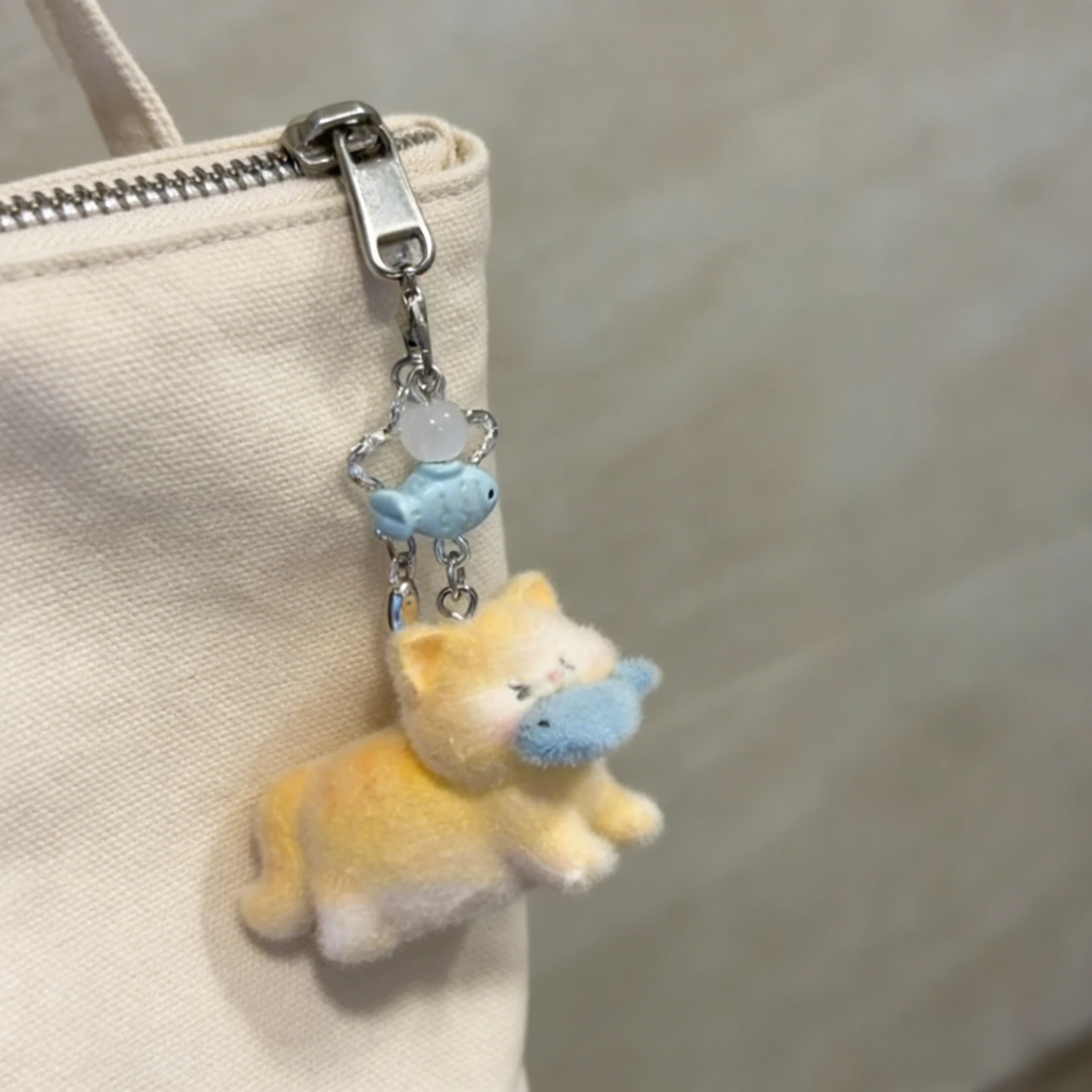

Cute Cartoon Cat Eating Fish Plush Pendant Flocking Keychain Girlish Heart Bag Charm Lovely Dolls Hanging Accessory Decoration