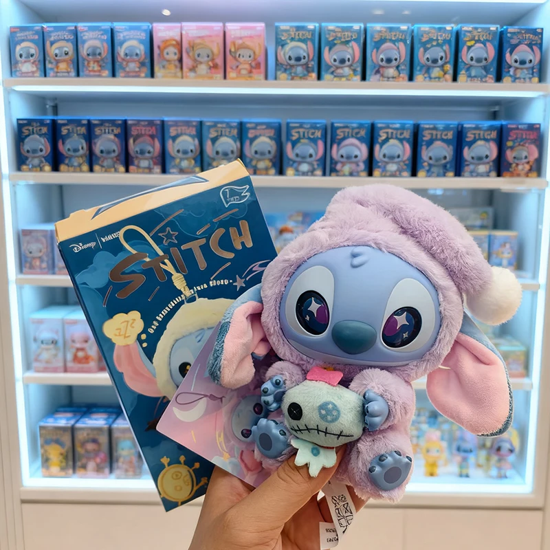 في عام 2025، يتميز بضائع ديزني الجديدة بأنماط لطيفة من ستيتش، وقلادة قطيفة يجب اقتناؤها ولعبة غرزة تحب الجميع
