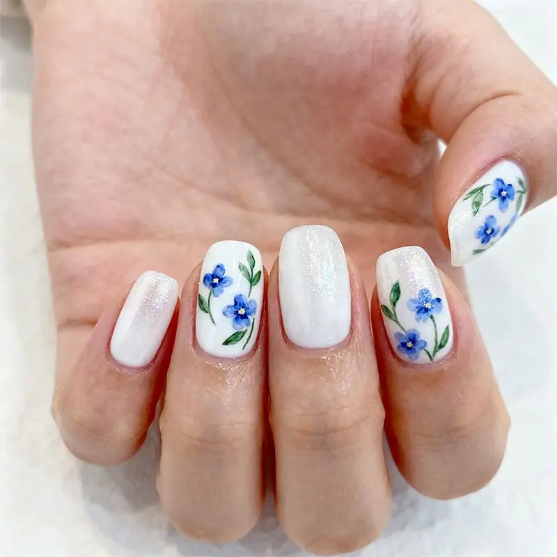 

2026 New Simple 24-Piece Nail Art Design: Minimalist Pastoral Style, Fresh Blue Floral and Leaf Medium-Length Wearable Nails