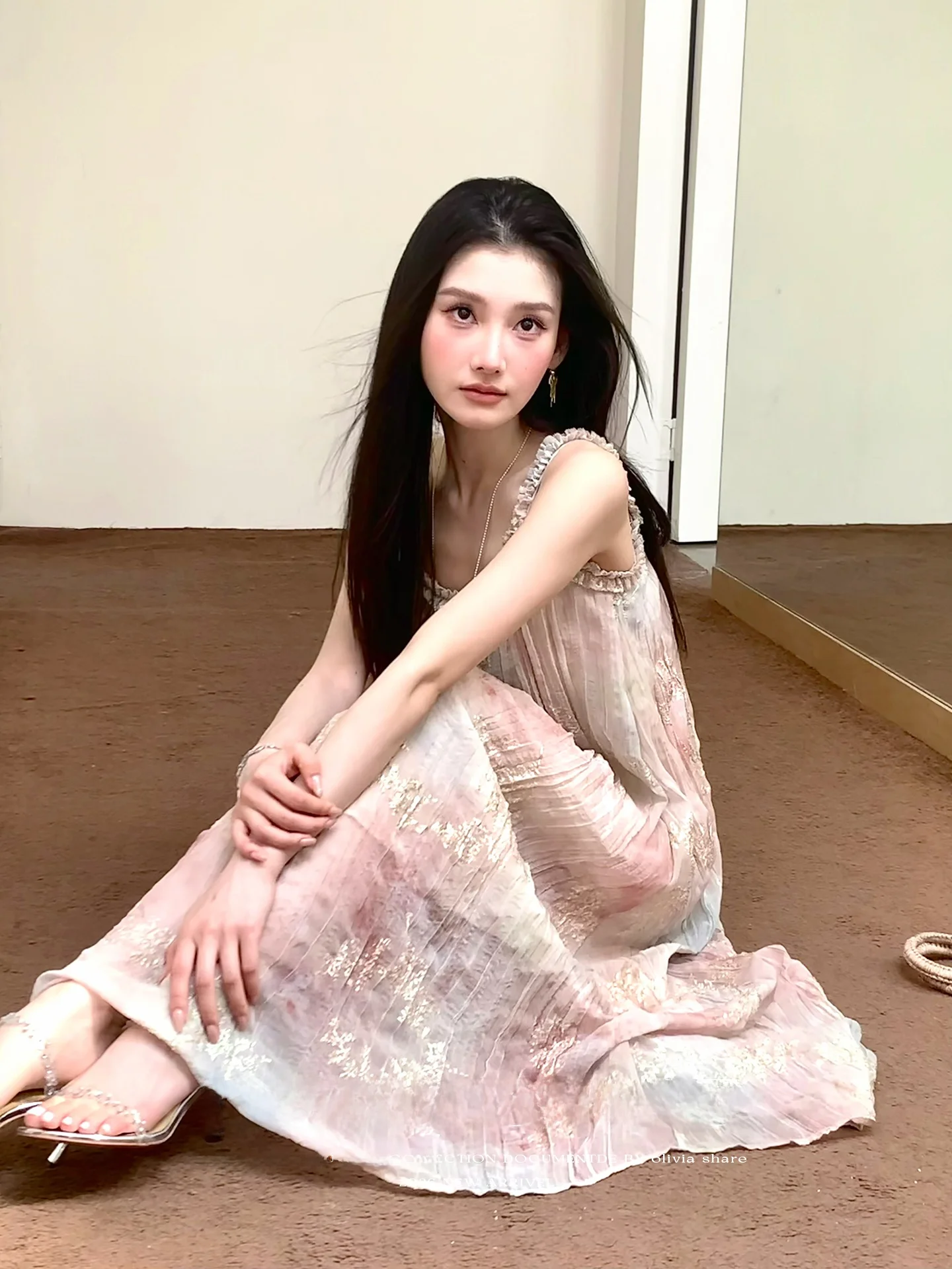 Vestido largo de seda OS7, estilo hada, con cuello redondo, plisado y adornado con cuentas, en tonos fríos azul niebla y dorado empolvado, ideal para el día a día en la ciudad.